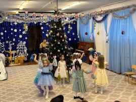 Новогодний утренник в старшей группе Б Новогодний утренник в старшей группе Б.