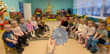 В первой младшей группе А прошло занятие «Весёлые снежинки» В первой младшей группе А прошло занятие «Весёлые снежинки».